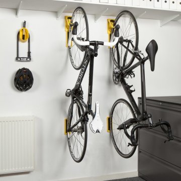 Moderný nástenný stojan na bicykel v minimalistickom interiéri – funkčný a estetický doplnok.