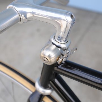 Detail cyklistických doplnkov – držiak na fľašu, taška a fľaša v modernom štýle.