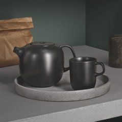 Minimalistický čajník z kameniny od Eva Solo čierna