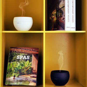 Minimalistický keramický aroma difuzér s jemnou parou v modernom priestore.