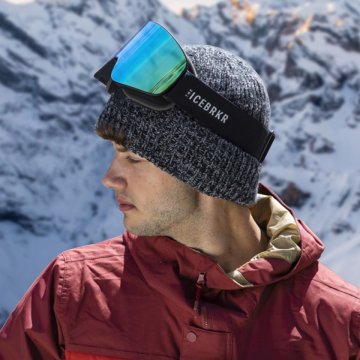 Zimné doplnky – rukavice, termoska a ruksak položené v snehu pri horskej chate.