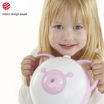 Elektrická odsávačka hlienov na stole v detskej izbe vedľa plyšovej hračky.