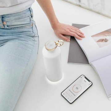 Nerezová fľaša a keramický hrnček v minimalistickom interiéri – funkčný a štýlový doplnok.