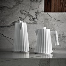 Rýchlovarná kanvica Plissé od Alessi