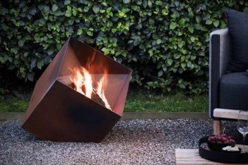 Záhradné dekoratívne ohnisko FireCube od Eva Solo