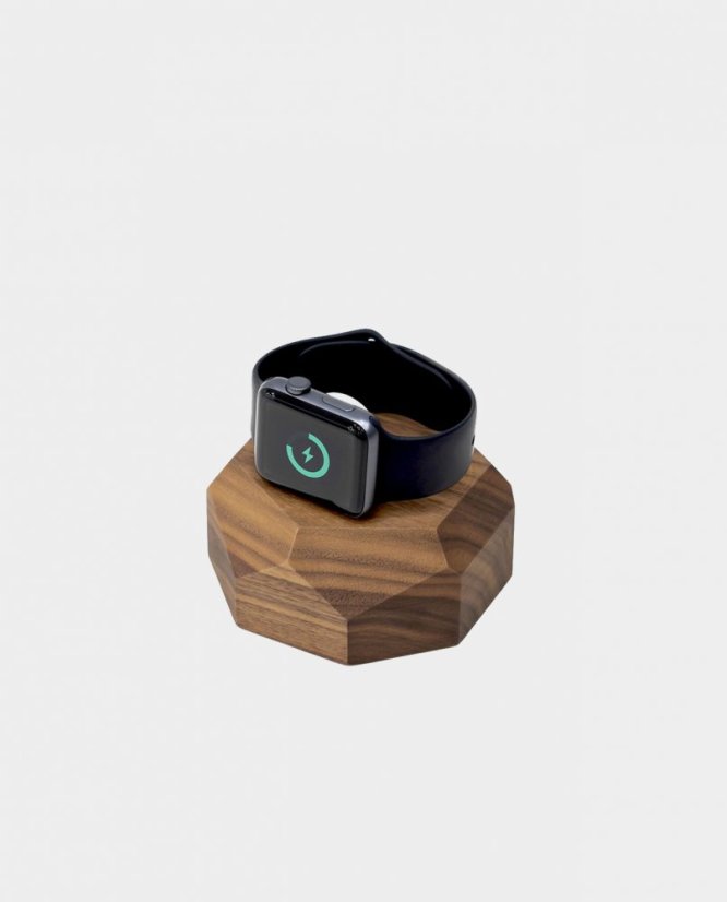 Drevená nabíjacia stanica na Apple Watch