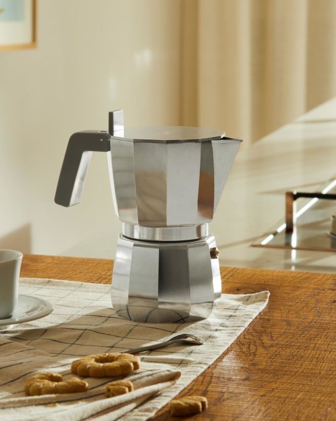 Moka – espresso kávovar z liateho hliníka od ALESSI