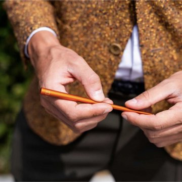 Minimalistické obaly na MacBook a iPad s písacími doplnkami na pracovnom stole.