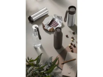 Minimalistická nerezová termoska na stole – funkčný a štýlový doplnok pre každý deň.