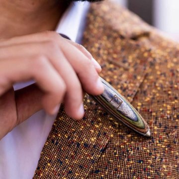 Minimalistické pero na pracovnom stole – dizajnové doplnky pre písanie a kreativitu.