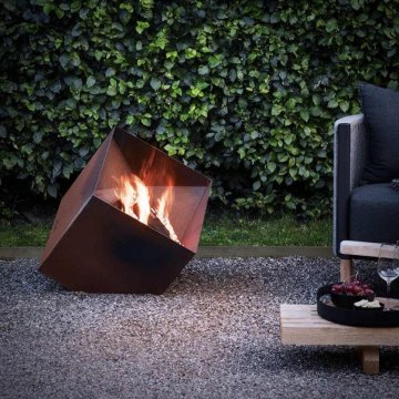 Moderné dizajnové ohnisko na terase – teplo a atmosféra v minimalistickom štýle.