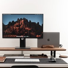 Drevený vertikálny stojan na notebook - dok na laptop