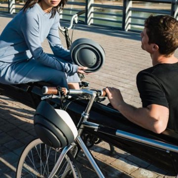 Cyklista s prilbou a svetlami počas jazdy po meste – bezpečnosť a štýl v jednom.