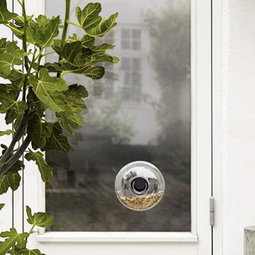 Dizajnové vtáčie búdky a kŕmidlá v záhrade – spojenie estetiky a starostlivosti o prírodu.