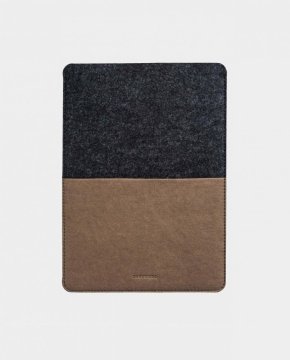 Kožený obal na iPad položený na stole so zápisníkom a perom – funkčný a elegantný doplnok.