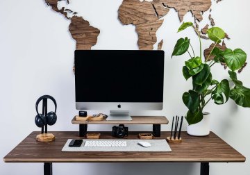 Dizajnový stojan na monitor v modernom pracovnom priestore – spojenie ergonómie a estetiky.