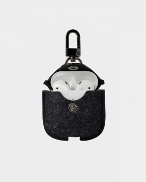 Kožený obal na AirPods vedľa notebooku a šálky kávy – štýlová ochrana pre každý deň.