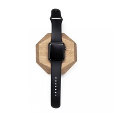 Drevená nabíjacia stanica na Apple Watch