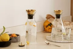 Mosadzné výklopné veko na karafu od Eva Solo