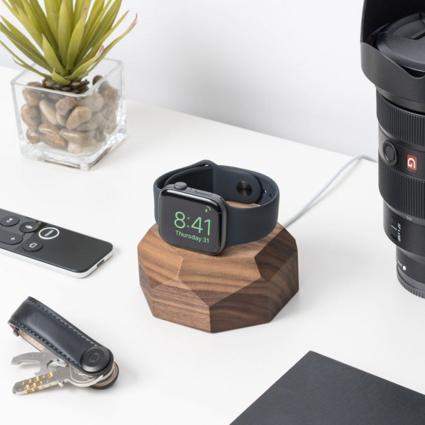 Drevená nabíjacia stanica na Apple Watch