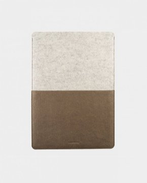 Minimalistický obal na MacBook z plsti a kože položený na pracovnom stole – ochrana a štýl v jednom.