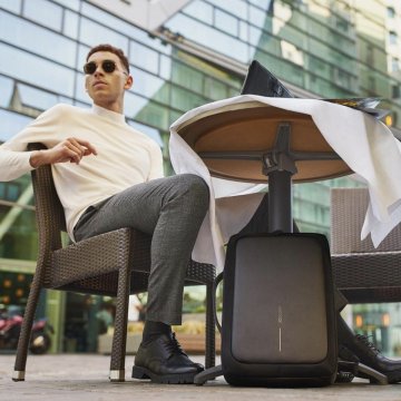 Dizajnové outdoor doplnky – fľaša, batoh a šálka v prírodnom prostredí.