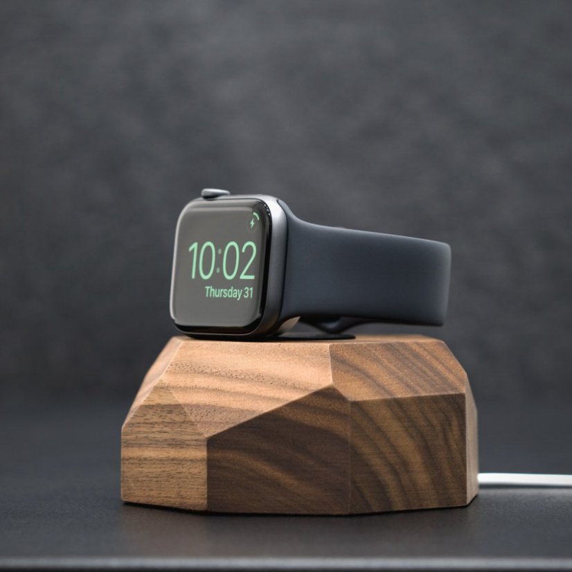 Drevená nabíjacia stanica na Apple Watch