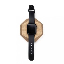Drevená nabíjacia stanica na Apple Watch