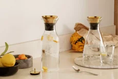 Karafa do chladničky 1 l mosadzná od Eva Solo